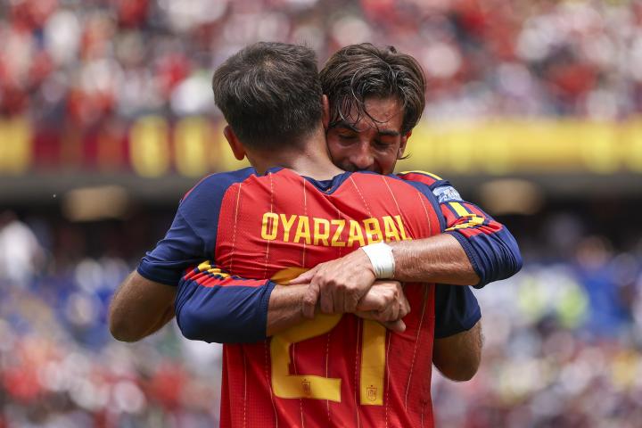 Mikel Oyarzabal y Ferran Torres durante el España-Austria