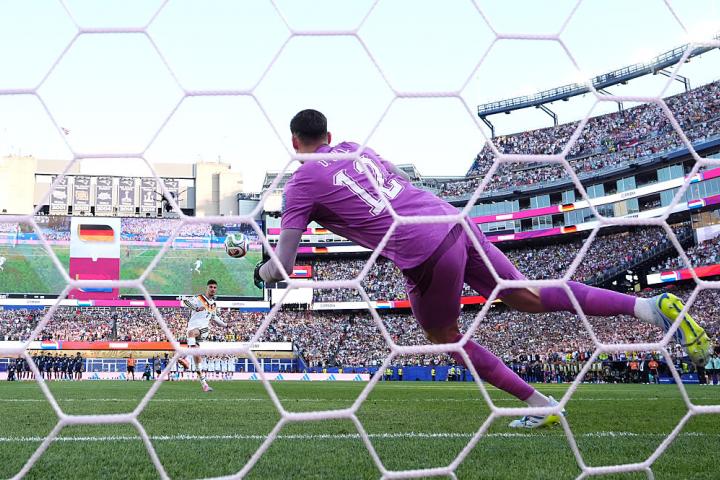 Orlando Gill detiene un penalti a Kai Havertz en el Alemania-Paraguay de 1/16 de final del Mundial