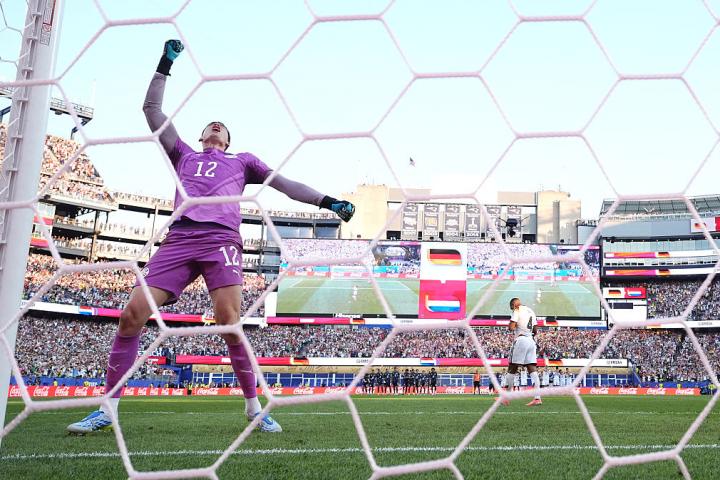 Orlando Gill, eufórico tras su actuación salvadora contra Alemania para clasificar a Paraguay en los penaltis