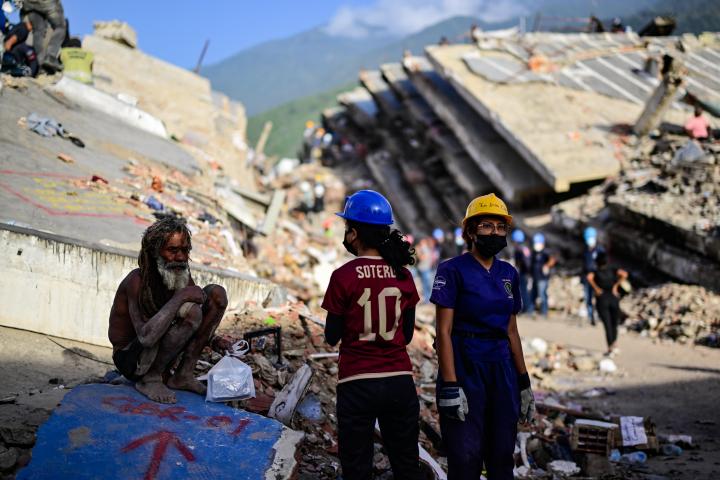 Personal de rescate en el epicentro del doble terremoto de Venezuela, en Carabellada (La Guaira).