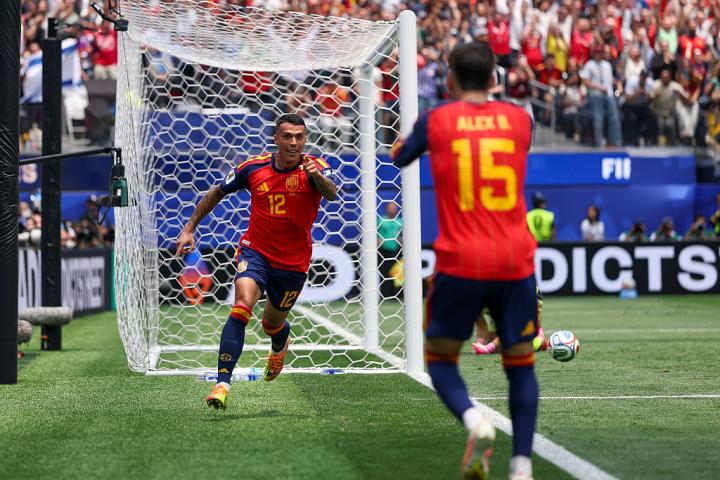 Porro y Baena celebran el 2-0 a Austria