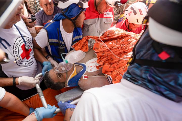 Rescatistas trasladan a un superviviente de los terremotos en Venezuela, tras ocho días bajo los escombros de un edificio y una operación de salvamento de casi 72 horas, este jueves en Catia La Mar (Venezuela).