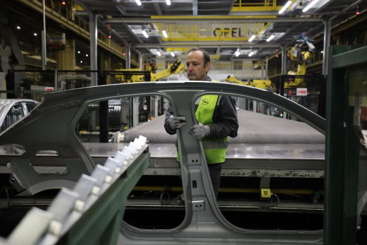 Trabajador de la fábrica de coches de Opel en Zaragoza, en una imagen de archivo.