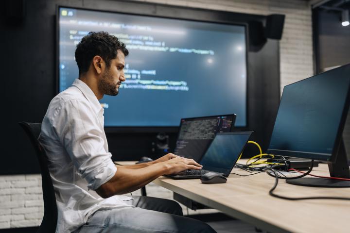 Un experto en informática trabajando.