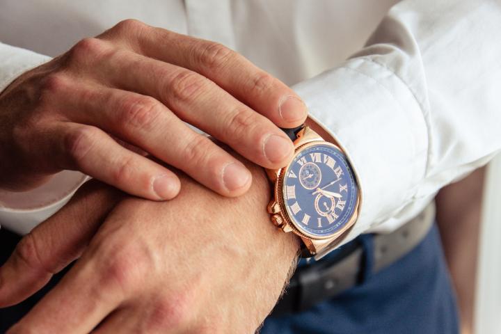 Un hombre con un reloj de lujo