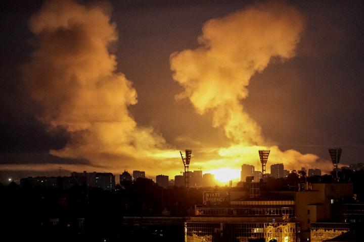 Una explosión ilumina el cielo sobre Kiev durante un ataque con misiles y drones rusos, el 2 de julio de 2026.