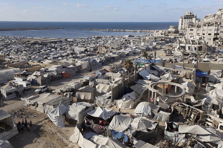 Vista de las tiendas de campaña con palestinos desplazados por los ataques de Israel junto a la playa de ciudad de Gaza, el 22 de junio de 2026.