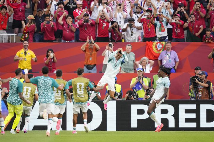 Cristiano Ronaldo hace su clásica celebración en su gol ante Croacia.