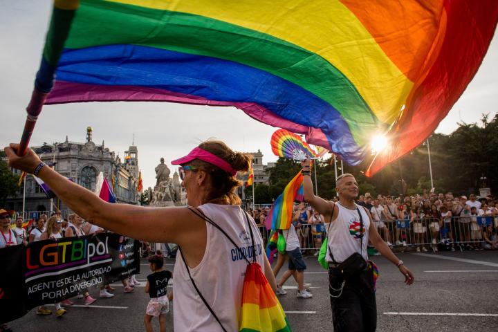 Dos personas se manifiestan en el Día del Orgullo LGTBIQ+ en Madrid