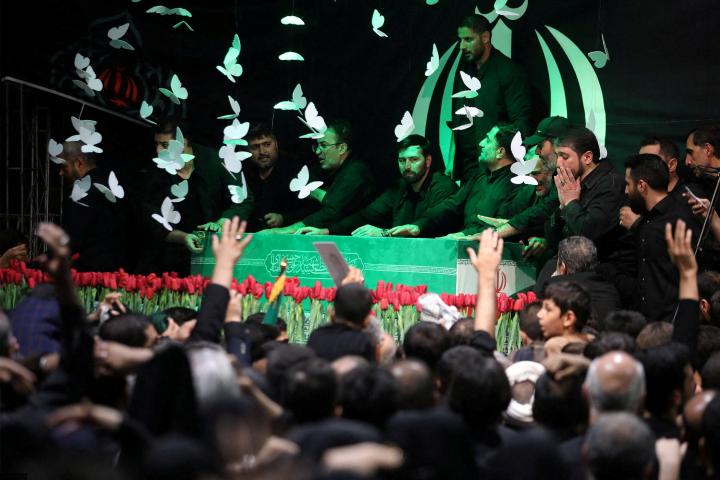 El ataúd del difunto líder supremo de Irán, Ali Jamenei, durante una ceremonia de despedida cerca de la oficina en la que fue asesinado, en Teherán, el 3 de julio de 2026.