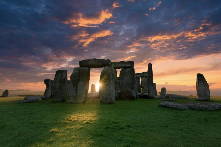 Una imagen de archivo del emblemático monumento de Stonehenge al atardecer