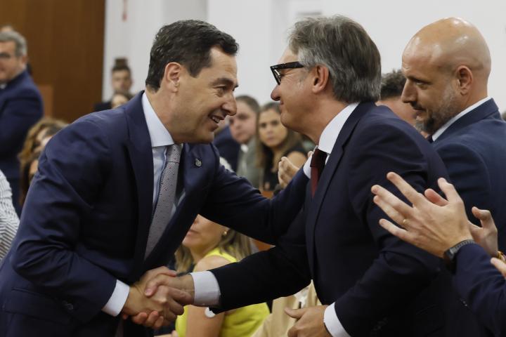 El presidente de la Junta de Andalucía, Juanma Moreno, saluda al que será su vicepresidente, Manuel Gavira (Vox).