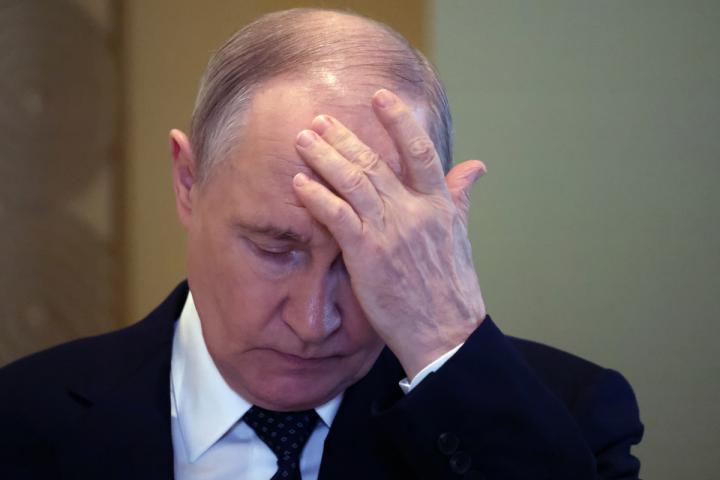 El presidente de Rusia, Vladímir Putin, con la mano en la frente