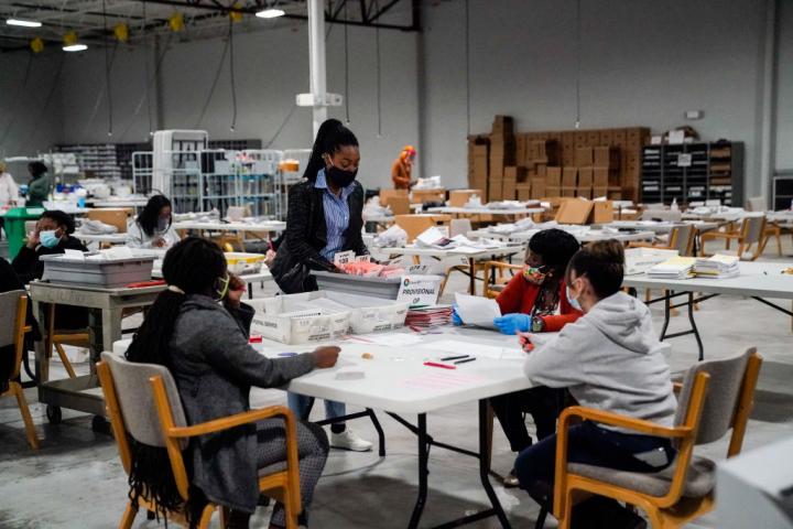 Funcionarios electorales validan los votos en la Oficina Electoral del Condado de Gwinnett, el viernes 6 de noviembre de 2020 en Lawrenceville (Georgia, EEUU).