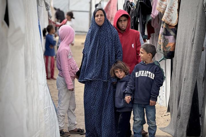 Hale Awad, de 48 años y ciega, que perdió a su esposo en un ataque israelí, lucha por mantener a su familia de siete hijos en la zona de Al-Mawasi (Gaza), el 17 de febrero de 2026.