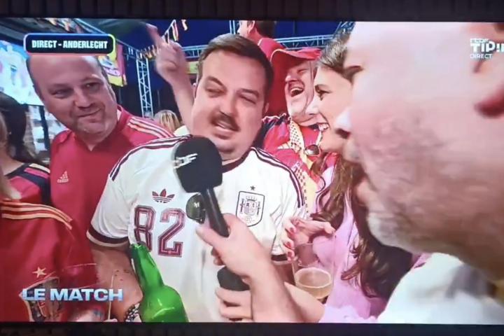 Imagen de la tele belga con un grupo de españoles