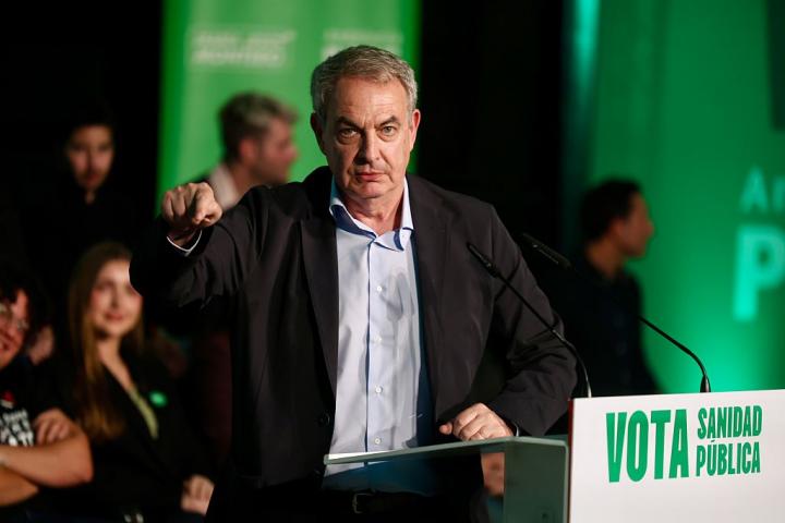 José Luis Rodríguez Zapatero gesticula durante un mitin del PSOE andaluz