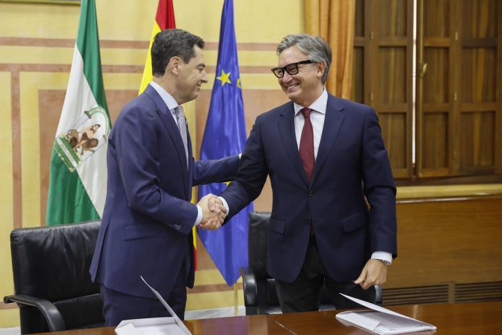 Juanma Moreno y Manuel Gavira, durante la firma del acuerdo para la investidura en Andalucía