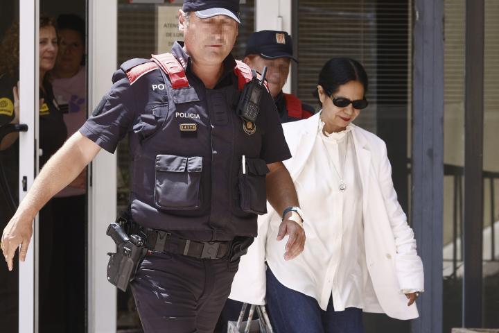 Julia L, la psicoterapeuta de la familia Andic, a la salida del juzgado tras declarar esta mañana ante la jueza del juzgado de Martorell (Barcelona)