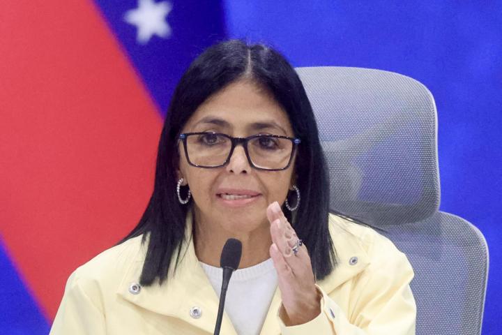 La presidenta encargada de Venezuela, Delcy Rodríguez, habla durante una rueda de prensa el 2 de julio de 2026, donde agradeció la ayuda ante los terremotos del país.