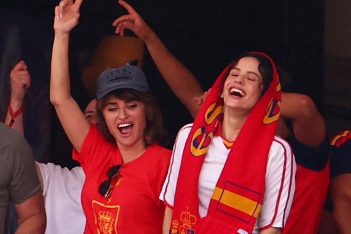 Penélope Cruz y Rosalía durante el España-Austria.