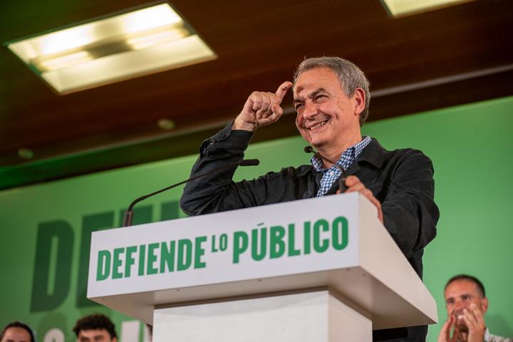 Rodríguez Zapatero, sonriente en un mitin