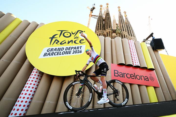 Tadej Pogacar, durante la presentación de la carrera en Barcelona, con la Sagrada Familia de fondo.
