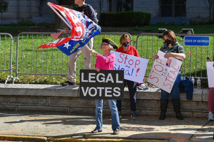 Un simpatizante de Donald Trump, en una manifestación bajo el lema "Stop The Steal" (Detengan el robo) frente al Capitolio del estado de Georgia, el 28 de noviembre de 2020.