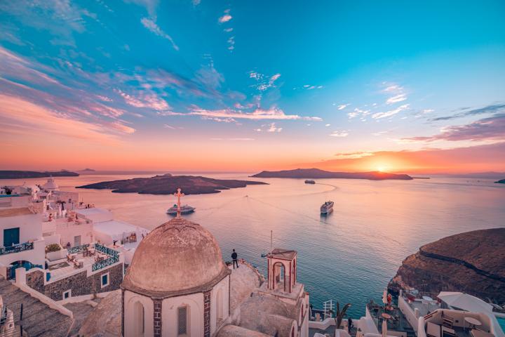 Vista del atardecer desde la isla de Santorini (Grecia)