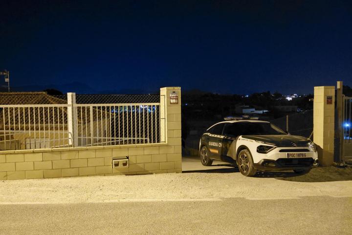 Vista general del chalet donde la Guardia Civil investiga la muerte de una mujer y una de sus hijas a manos, presuntamente, del padre, en El Fenollar, el 2 de julio de 2026.
