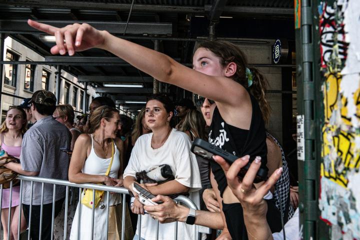 alt="alt="Los fans de Taylor Swift, conocidos como 'Swifties', esperan afuera del Madison Square Garden.""