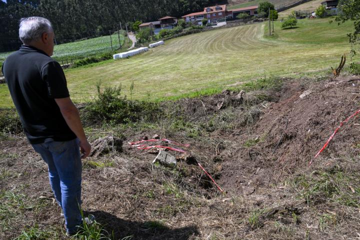 Un hombre observa el lugar donde un espectador de 38 años del Rallysprint Carreño,