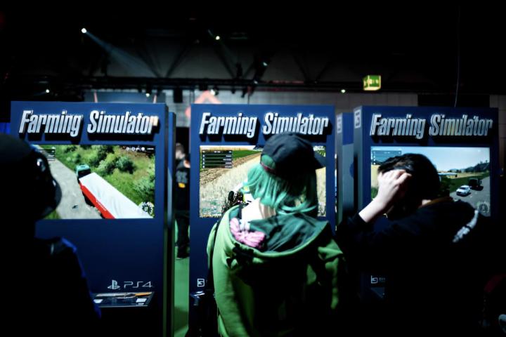 Varias personas jugando al 'Farming Simulator'