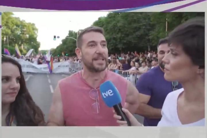 El actor Raúl Tejón en la marcha del Orgullo, en Madrid.