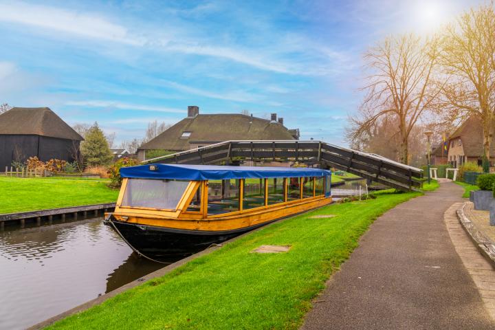 Este es un típico barco turístico que se puede encontrar en los canales de Giethoorn, Holanda.