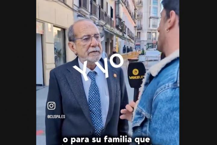 WokeUp sale a la calle y pregunta a un hombre sobre la sanidad en España.