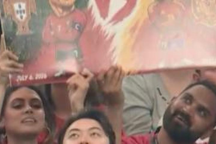 Aficionados levantan una pancarta de Lamine y Cristiano Ronaldo.