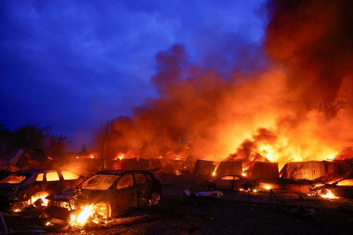 Automóviles y garajes de residentes arden tras ataques con misiles y drones rusos en Kiev (Ucrania), el 6 de julio de 2026.