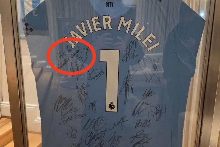 Camiseta de Javier Milei firmada por los jugadores del City