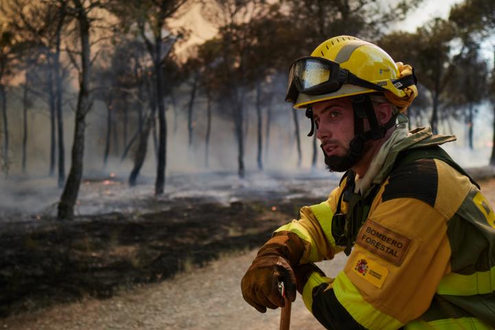 Bombero forestal en un incendio en España