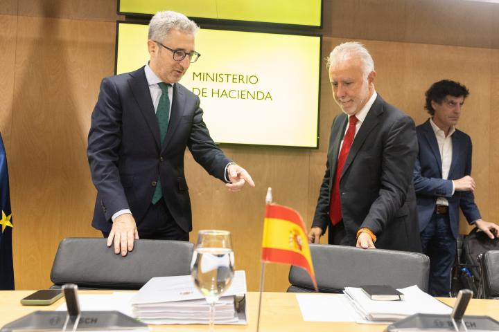 El ministro de Hacienda, Arcadi España, y el ministro de Política Territorial, Ángel Víctor Torres; en el Consejo de Política Fiscal y Financiera con las CCAA.