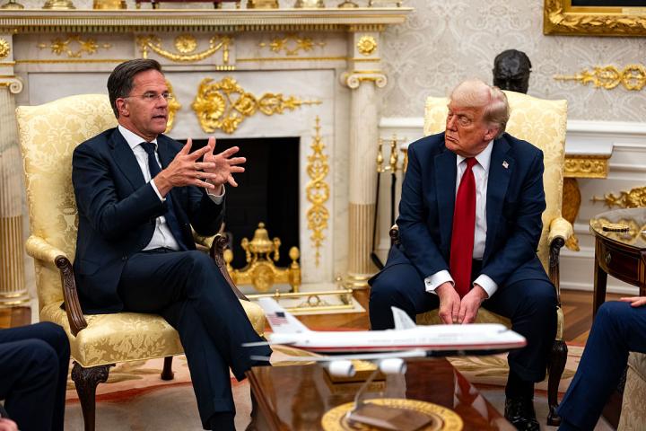 El presidente de EEUU, Donald Trump, escucha a Mark Rutte, secretario general de la OTAN, en la Casa Blanca de Washington, el 14 de julio de 2025.