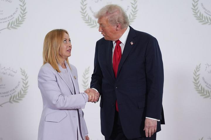 El presidente de EEUU, Donald Trump, saluda a la primera ministra italiana, Giorgia Meloni, durante la cumbre sobre el acuerdo Israel-Hamás, 13 de octubre de 2025 en Sharm El Sheikh.