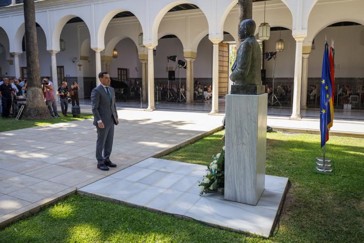 El presidente de la Junta, Juanma Moreno, en la ofrenda floral de homenaje a Blas Infante, considerado el padre de la patria andaluza. Vox se ha ausentado