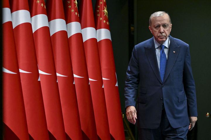 El presidente turco, Recep Tayyip Erdogan, asiste a una conferencia de prensa tras una reunión de su gabinete en el Complejo Presidencial de Ankara, el 30 de junio de 2026.