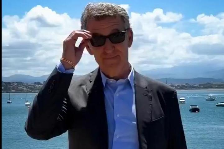 Feijóo sacándose las gafas de sol.