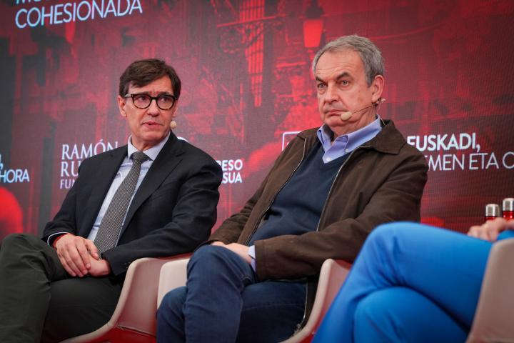 Imagen de archivo del 'president' de la Generalitat, Salvador Illa, y el expresidente socialista José Luis Rodríguez Zapatero.