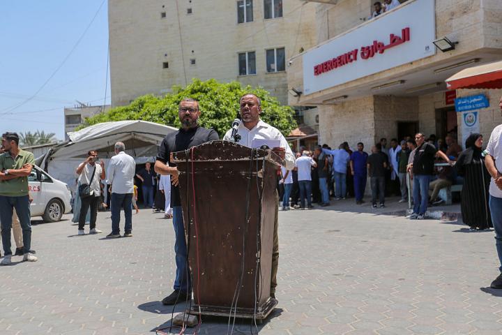 Ismail Thawabteh, director de la Oficina de Medios del Gobierno de Gaza, y Hazem Qassem, portavoz de Hamás, el 6 de julio de 2026, explicando la disolución del Ejecutivo de la franja.