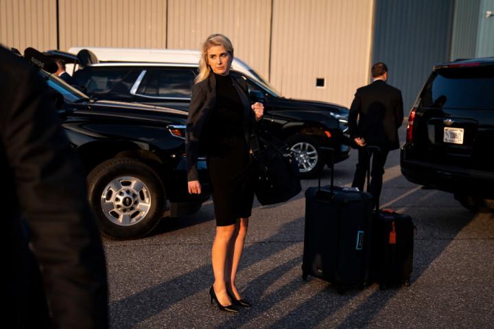 La asistente Natalie Harp acompaña al presidente de EEUU, Donald Trump mientras aborda su avión tras un acto de campaña, en Manchester, el 27 de abril de 2023.