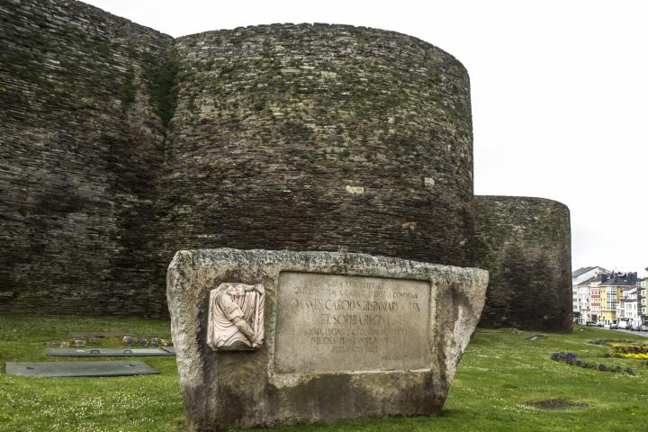 La muralla romana que rodea la ciudad de Lugo (España)